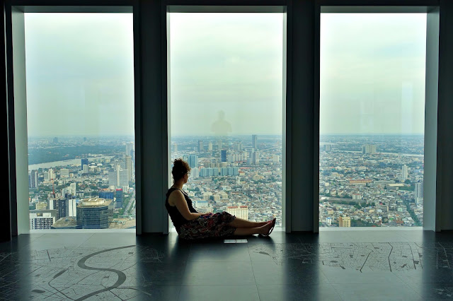 Macie ochotę na Nowy Jork w Bangkoku w wersji azjatyckiej? King Power MahaNakhon Skywalk to najwyżej położony taras widokowy, który naprawdę warto odwiedzić podczas pobytu w stolicy Tajlandii. Jaka jest cena biletu i jakie atrakcje tu na Was czekają?