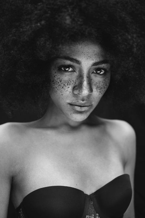 As belas modelos com sardas na fotografia de Agata Serge Agata Serge 500px arte fotografia fashion mulheres modelos sardas beleza preto e branco