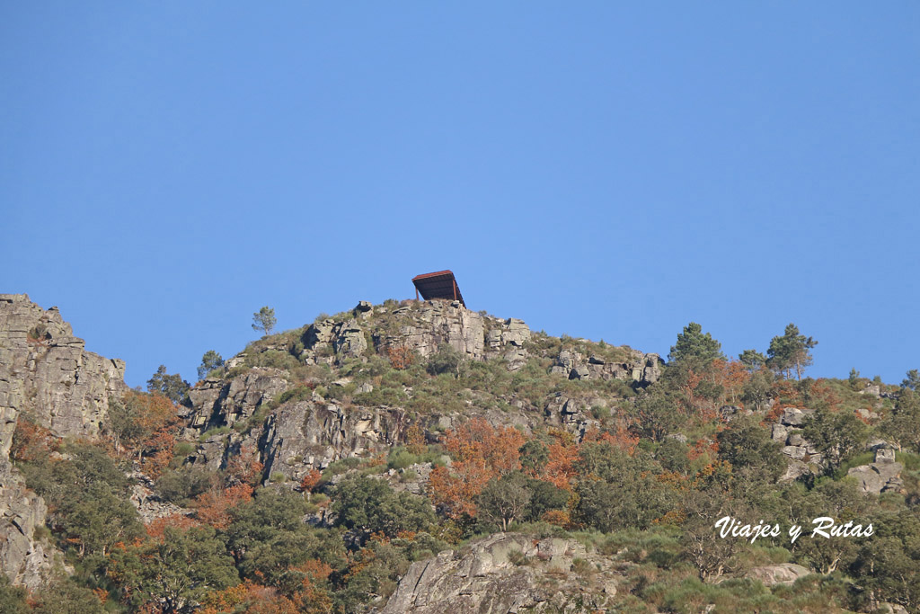 Mirador visto desde el río Sil