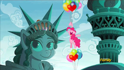 Pinkie floats past the Pony of Liberty