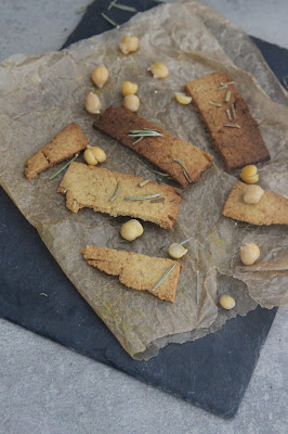 Cuillère et saladier : Houmous crackers au romarin