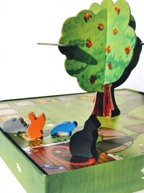 kooperacyjna gra dla dzieci, na zdjęciu plansza z trójwymiarowym drzewem oraz cztery kolorowe drewniane zwierzątka