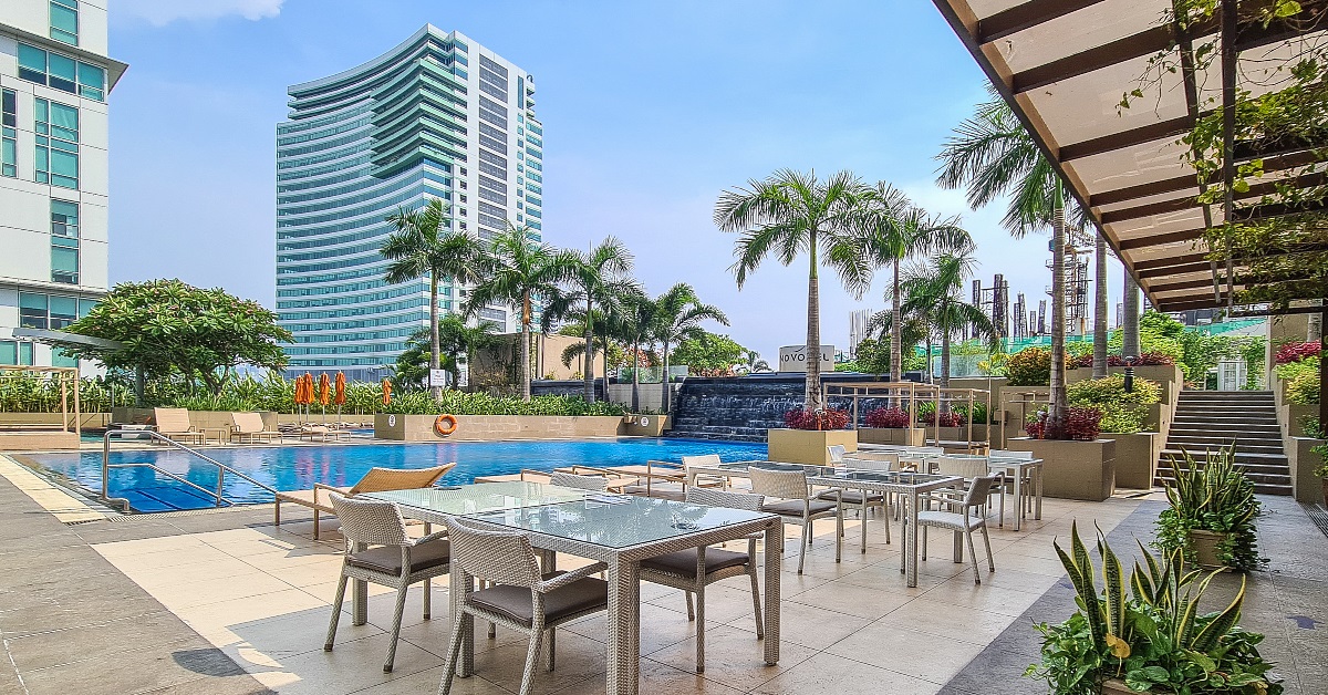 The 6th Pool Bar and Lounge at Novotel Manila Araneta City