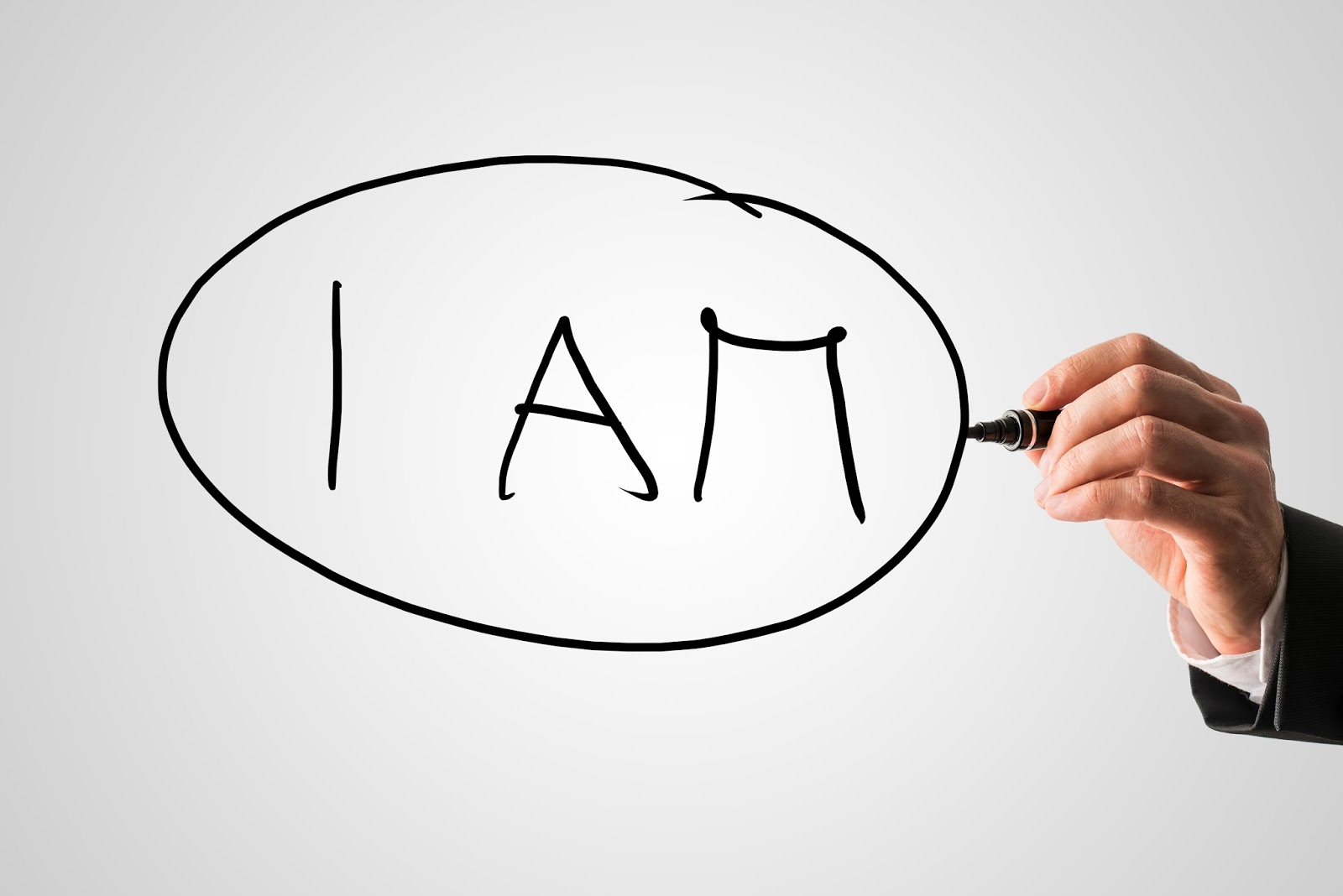 буквы говорящий человек. держит букву. человек с буквами изо рта. буквы говорящий человек. человек говорит.