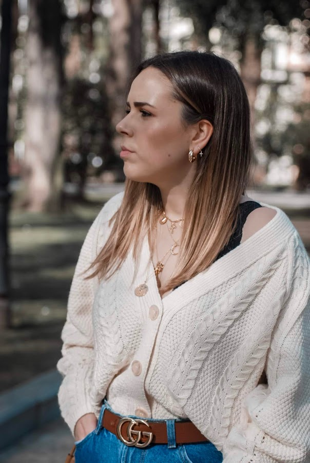 Outfit con cardigan y mom jeans