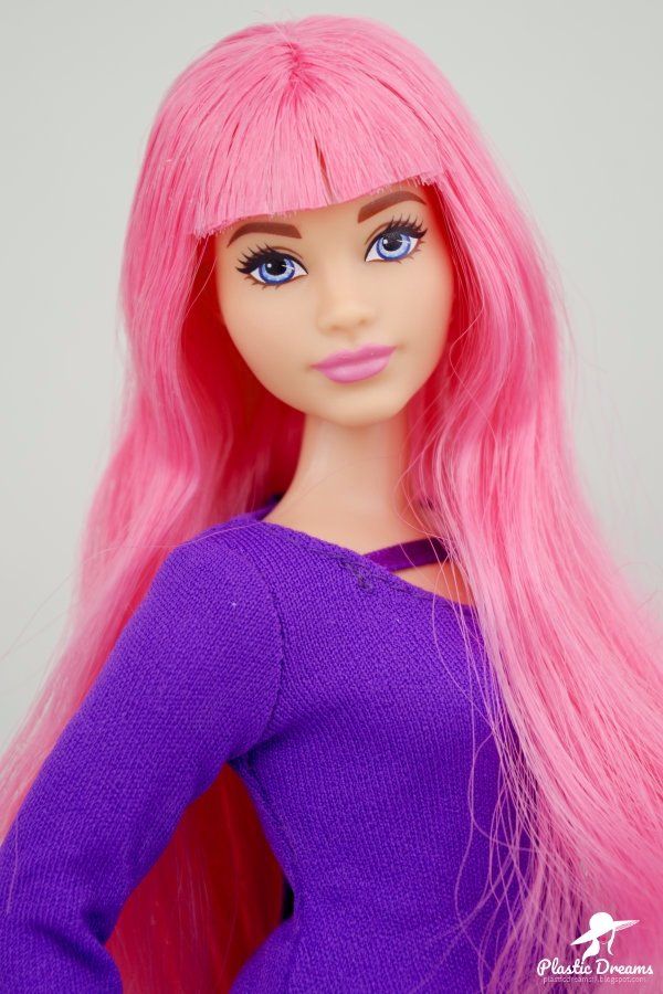 Барби с розовыми волосами. Барби Дримхаус Дейзи. Кукла Барби Дейзи путешествия. Кукла Барби Дейзи fwv26. Barbie Dreamhouse Adventures куклы.