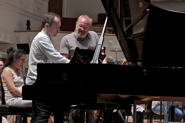 Simon Callaghan recording in Glasgow with Martyn Brabbins and the BBC Scottish Symphony Orchestra (Photo Oscar Torres)