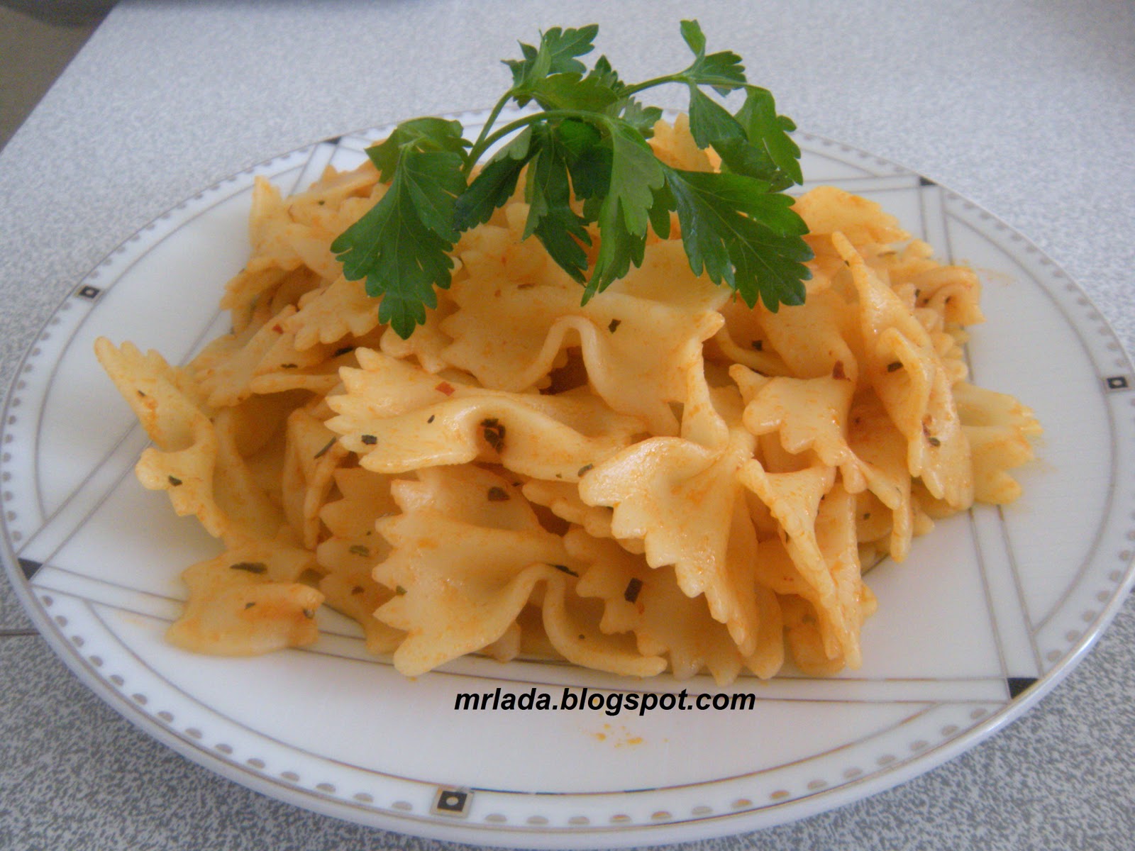 DOST KAHVESİ Fesleğenli Salçalı Makarna