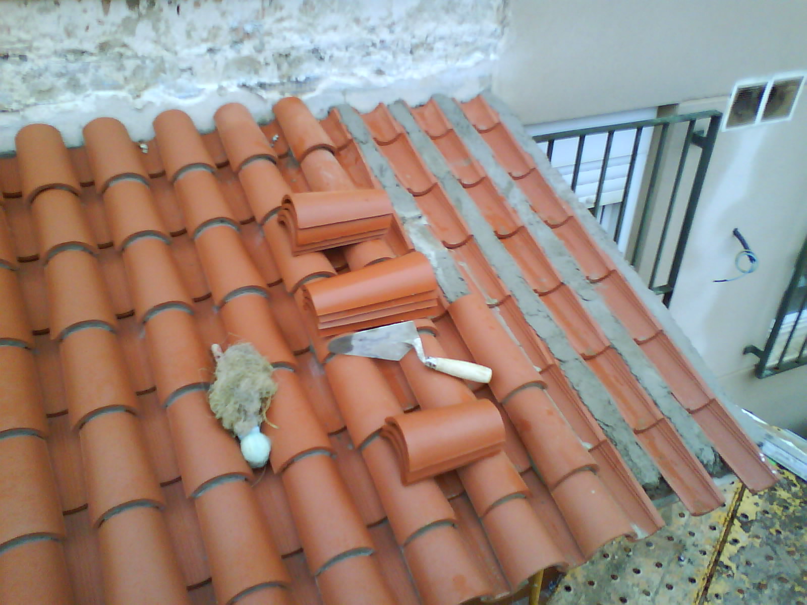 Colocación de la teja decorativa fijada con mortero de cemento y cal