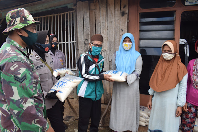 Jelang Kemerdekaan, Polres Bondowoso Bantu Pemasangan Pipa di Daerah Kekeringan