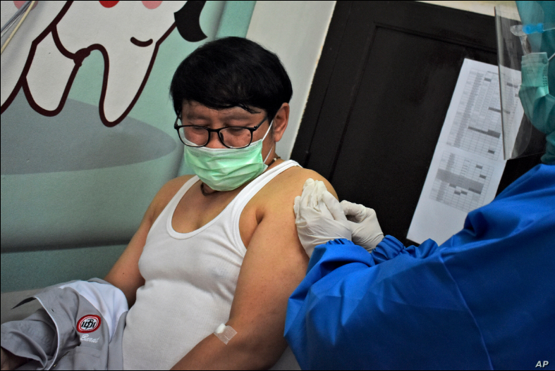 Un voluntario se inyecta una de las primeras vacunas desarrolladas por China / AP
