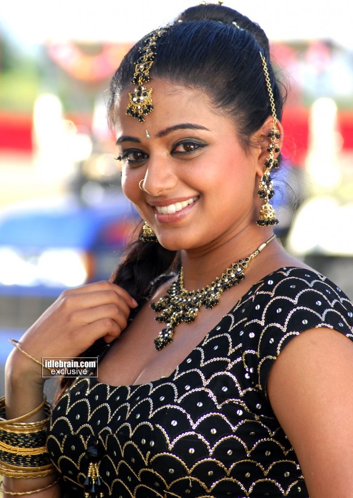 Tamil Hot actress Photos And Wallpapers: PRIYAMANI CUTE PICTURES