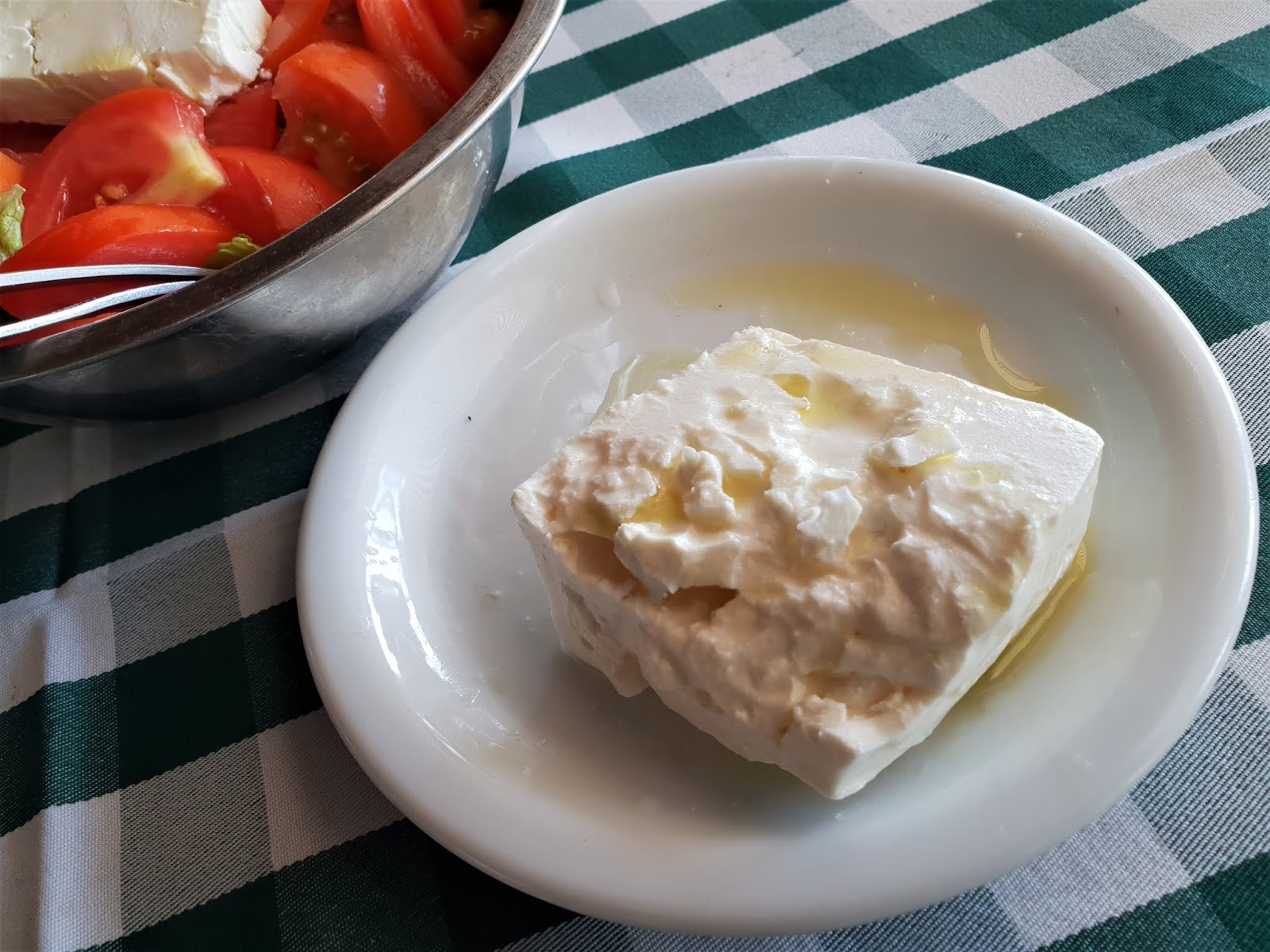 Греческий вкус. Штрудель с сыром Фета и греческим салатом. Мягкий сыр для греческого салата. Штрудель с сыром Фета и греческим салатом Эрвин. Фета для жульена.