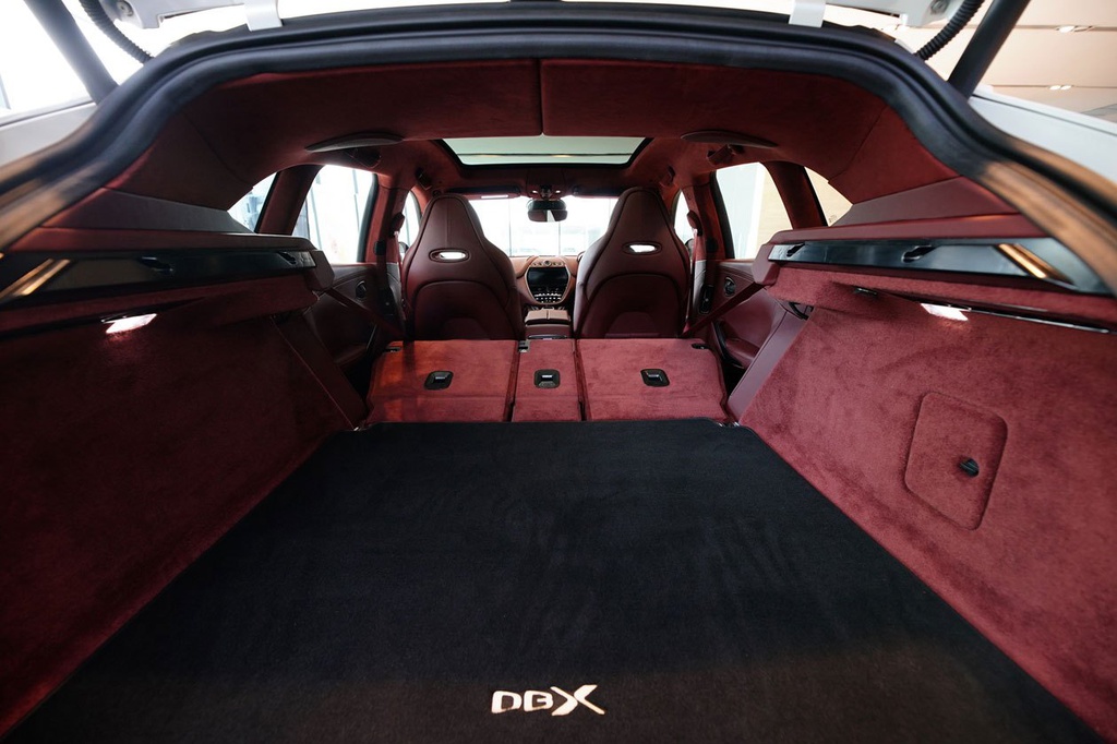 SUV Aston Martin DBX V8 chính thức ra mắt tại Thái Lan