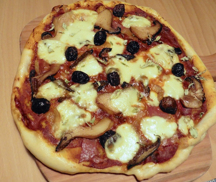 Prostmahlzeit: Pizza mit Rohschinken und Kräuterseitlingen