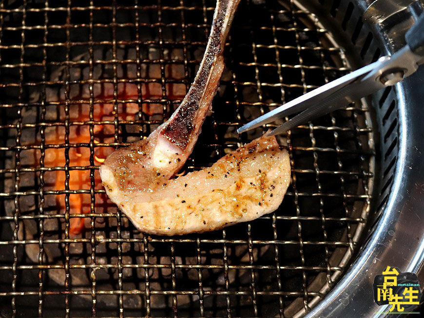 台南火烤兩吃吃到飽/帝王蟹+和牛吃飽吃滿/70多種海陸食材任你點/coldstone冰淇淋+鴨血豆腐+飲品無限享用/加價還有啤酒+調酒喝到飽/無煙炭烤不會全身油煙味