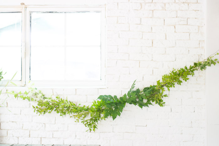 Cómo hacer una guirnalda de ramas y flores diy