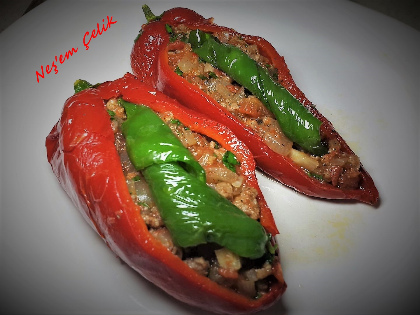 KAPYA BİBER KARNIYARIK (PARÇA ET�Lİ) NASIL YAPILIR ? TARİFİ NEDİR