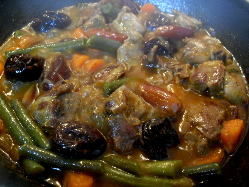 Cocinando el tajín de cordero con verduras.