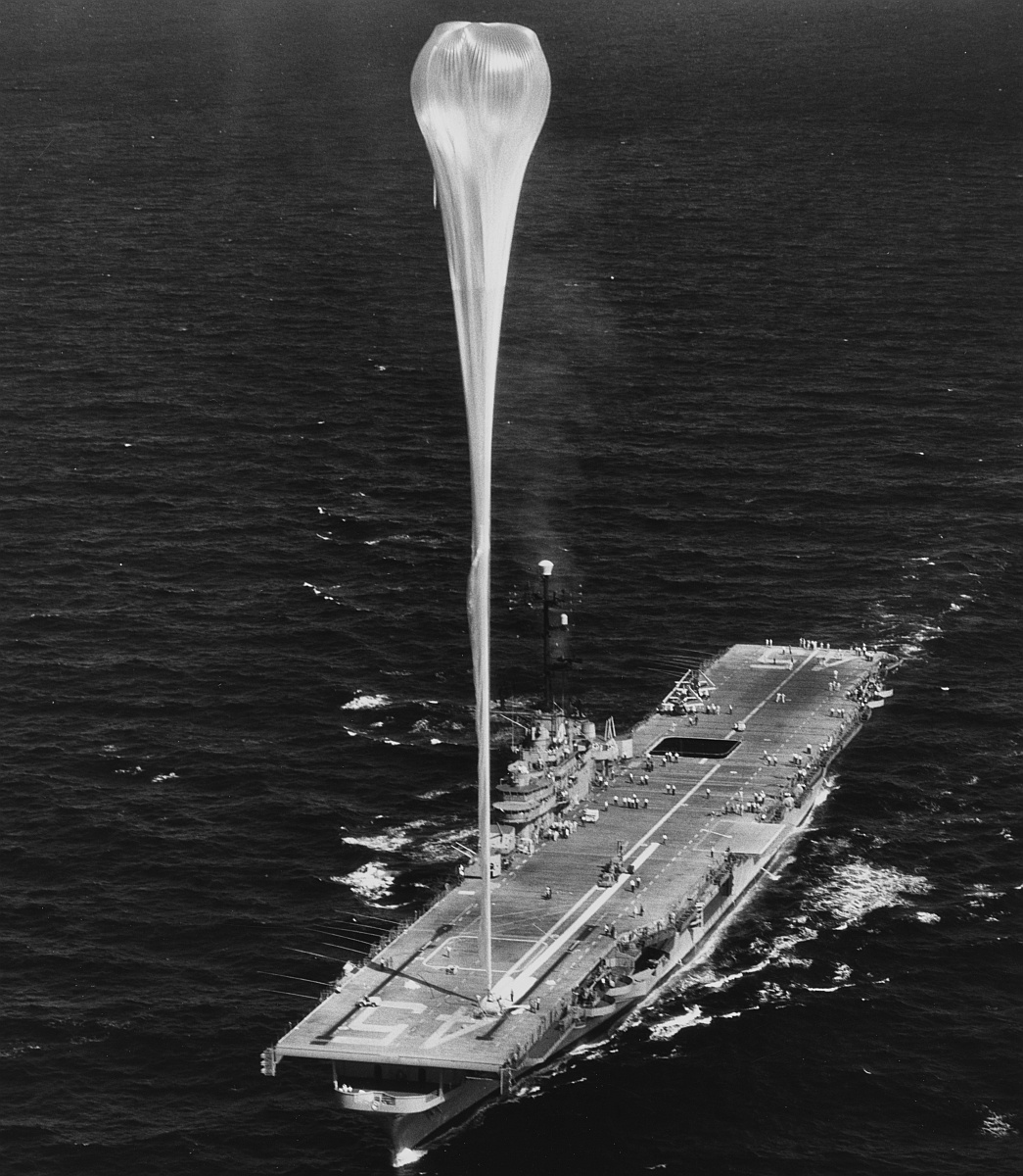 منطاد تجسسي منطاد استطلاعي منطاد تصوير بالون تجسسي بالون حربي منطاد حربي منطاد عسكري بالون عسكري Balloon launched on 1960  from USS Valley Forge CV-45 Project Skyhook  Project Gopher