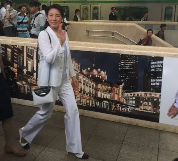 Crown Prince Naruhito, Crown Princess Masako and Princess Aiko arrived at the Izuky-Shimoda Station for holiday