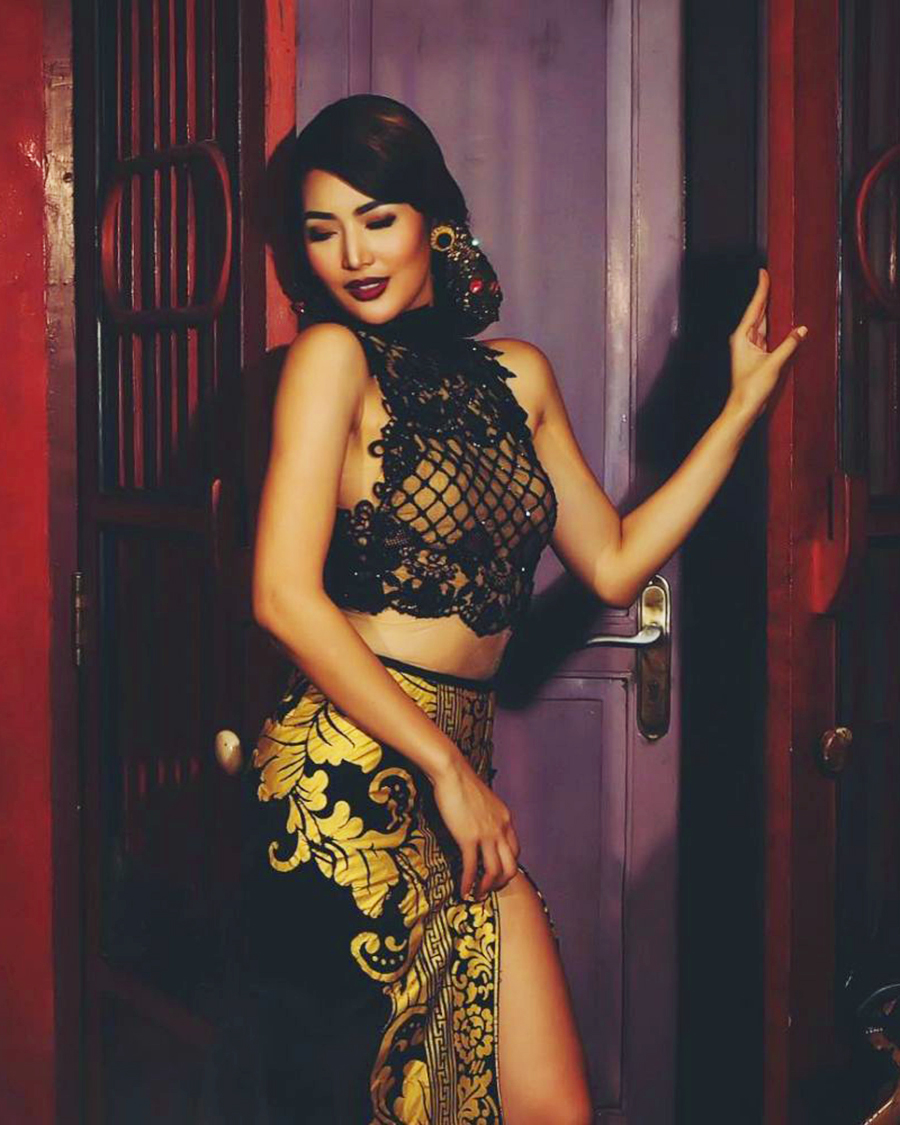 Maria Selena pakai Kebaya seksi dan hot