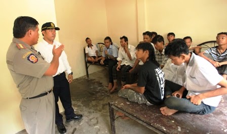 Ngamen di Jalanan, Belasan Anak Punk Diciduk