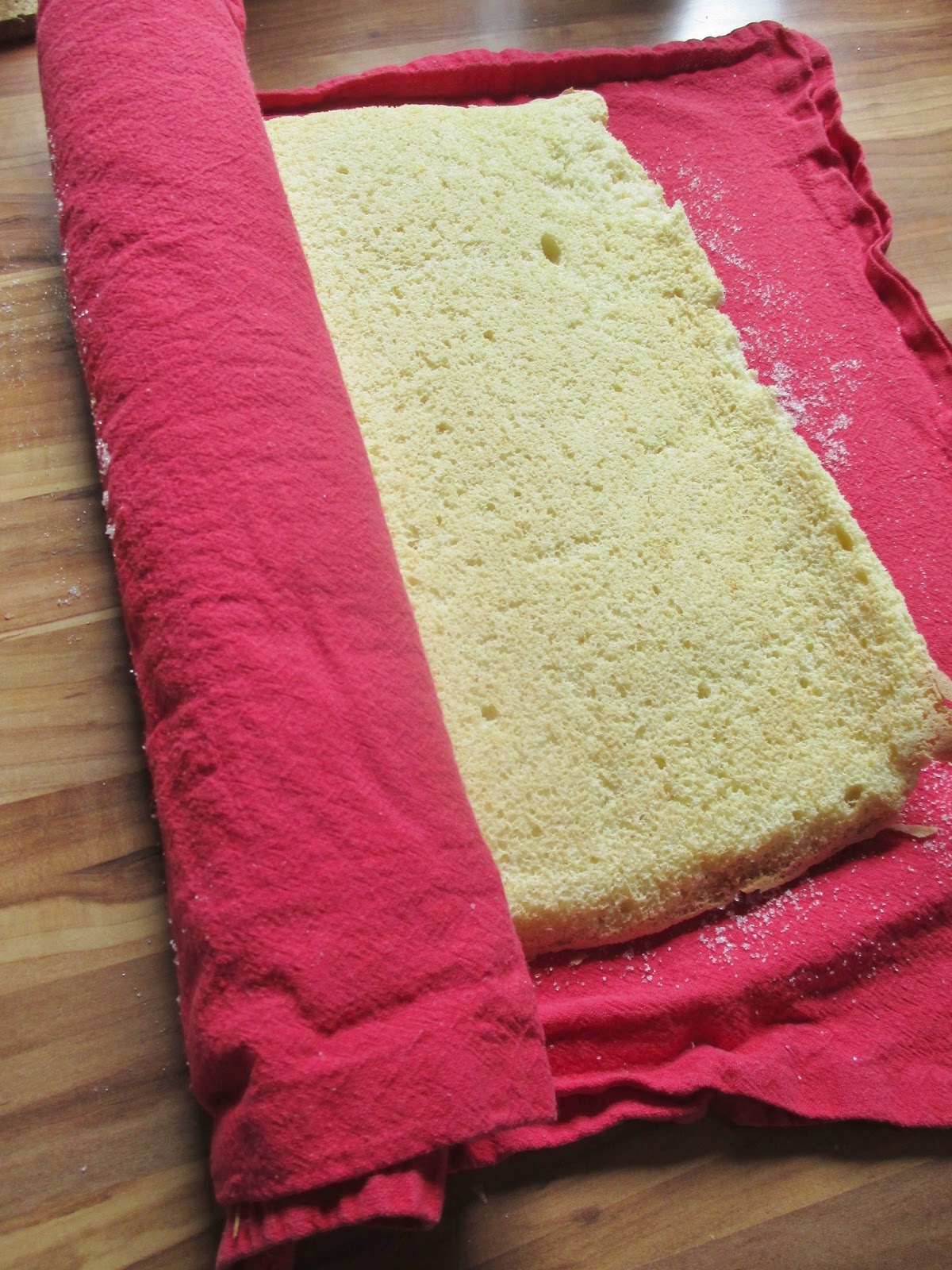 Biskuitrolle mit Banane und Schokosahne