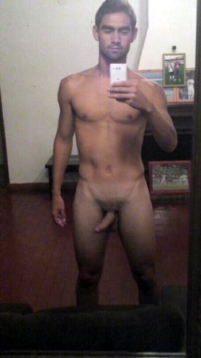 Futbolista argentino nos enseña su pack - Zona Gay