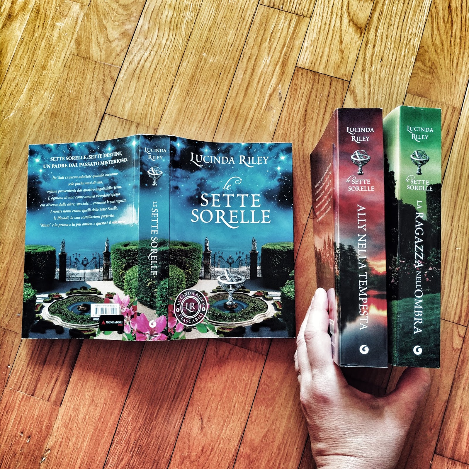 Un libro per amico Recensione 354 Le sette sorelle di Lucinda Riley jpg (1600x1600)
