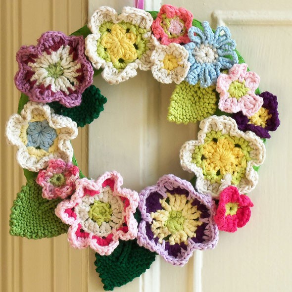 Fly the Coop Crafts: Springy Flower Wreath in Crochet