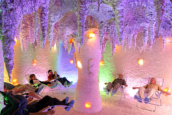 ما يتميز به كهف الملح؟ ما يتميز به كهف الملح؟