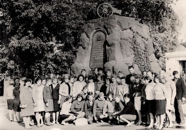 Біля пам'ятника робітникам заводу «Арсенал» у Києві (1970-ті)