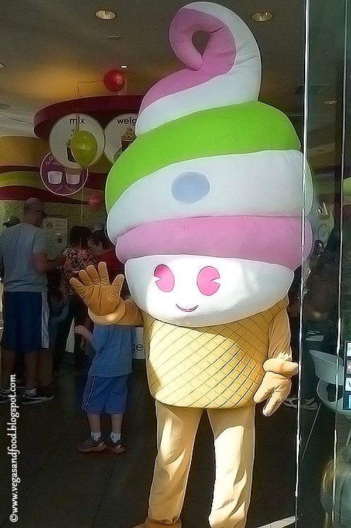 fro-yo cakes at Menchie's in Encino - Vegas and Food