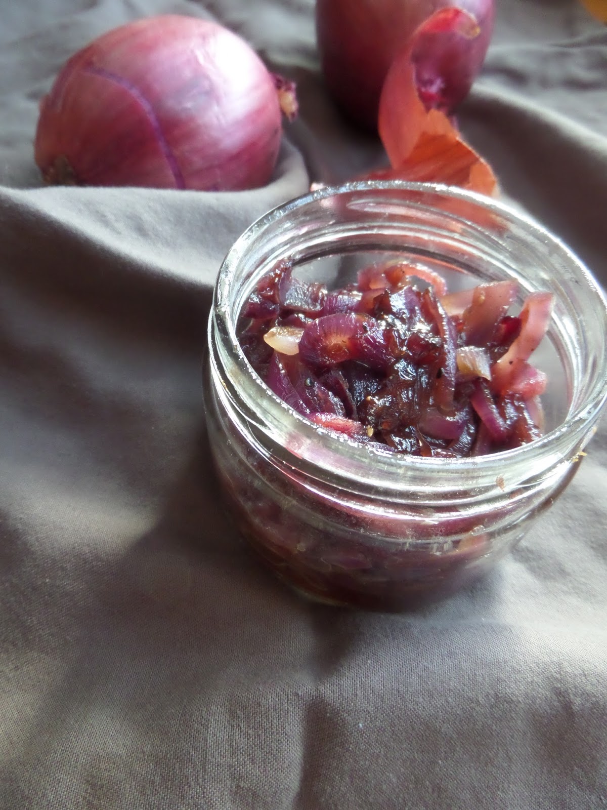 Maple and balsamic caramelised red onions // Oignons caramélisés au