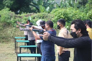 Tingkatkan Kemampuan, Personel Polres Enrekang Latihan Menembak