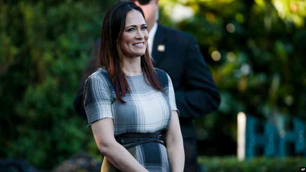 Stephanie Grisham, vocera de la primera dama Melania Trump, también asumirá el cargo de directora de comunicaciones de la Casa Blanca / AP