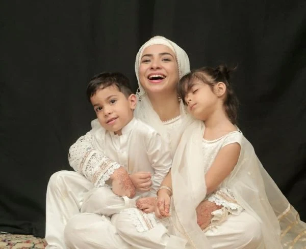 Dua Malik Awesome Pictures in white dress with her Family