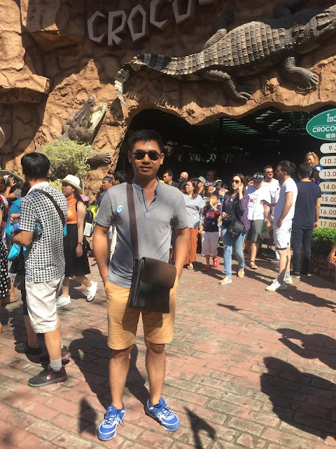 Cổng ra vào khu xiếc cá sấu trong khuôn viên trại hổ