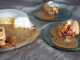 Pastel de espumas, a base de merengue cocido con caramelo y una crema de turrón de Jijona para acompañar