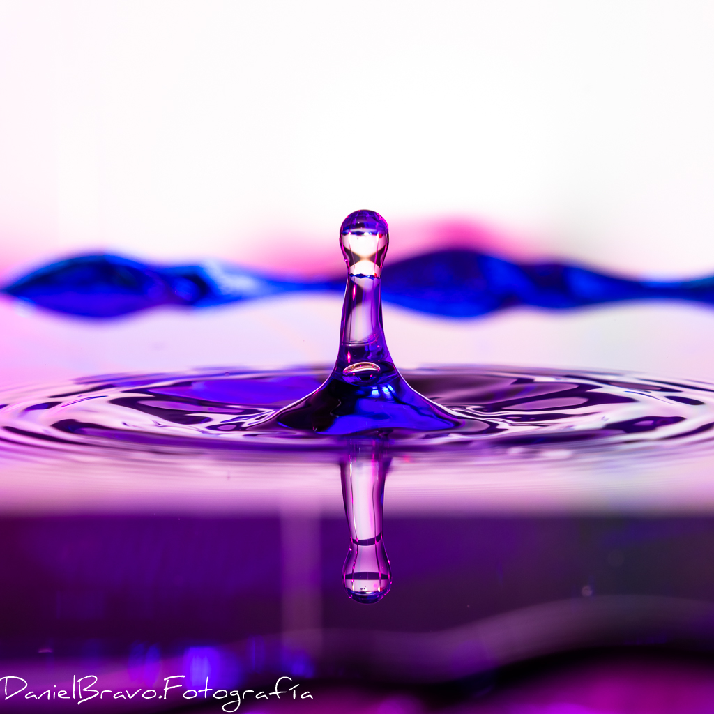 Fotografía de una gota de agua con fondo de color blanco