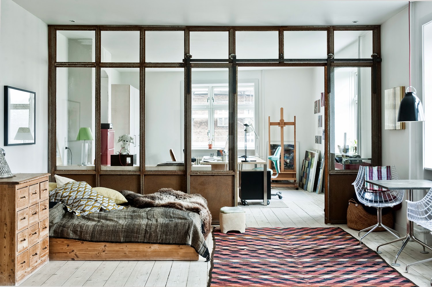 Verriere Pour Chambre : idée déco très sympa est la porte coulissante montée sur un … Verriere Pour Chambre : idée déco très sympa est la porte coulissante montée sur un …
