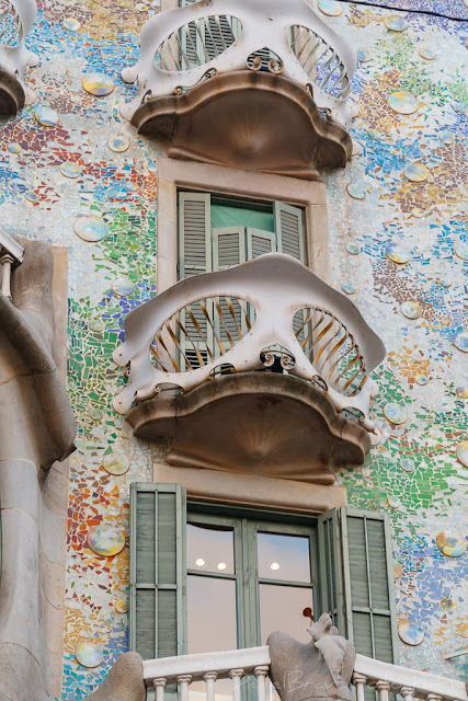 Detalle de un balcón del edificio de la casa Batlló de Antoni Gaudí