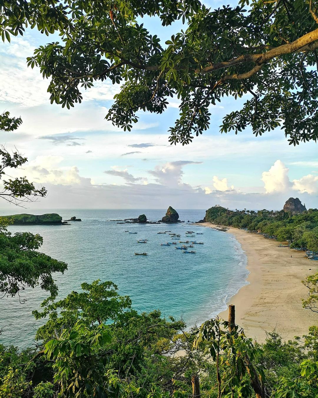 Rekomendasi Pantai Tercantik di Jawa Timur, Pantai Papuma teletak di Desa Lojejer, Kecamatan Wuluhan, Kabupaten Jember.