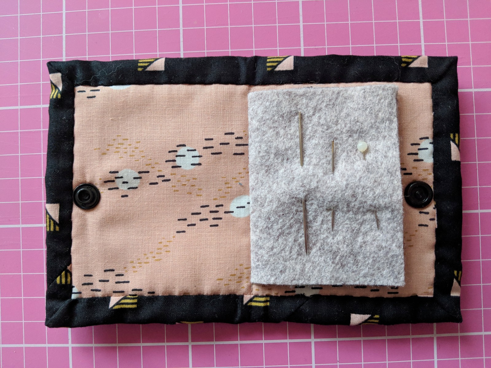 Little Quilt needle case tutorial / CHARM ABOUT YOU