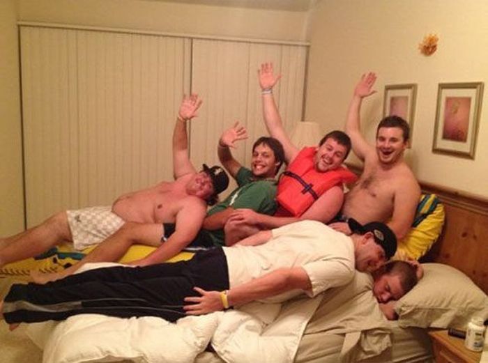 пьяный корпоратив. на пьяной вечеринке жена друга. на пьяной вечеринке жена друга. на пьяной вечеринке жена друга. девушка после вечеринки.