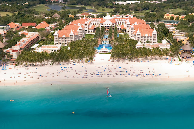 The Hotel Riu Palace Riviera Maya (All Inclusive 24 hours) has been built on a spectacular stretch of the beautiful white sandy beach of Playacar in Mexico, and is just 2.5 km from Playa del Carmen surrounded by tropical palm trees and just 5 minutes from the city centre.