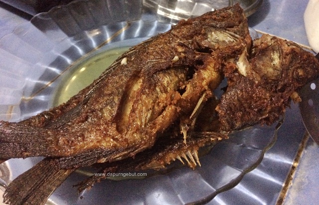 Pesmol Ikan Mujaer Dapur Ngebut Goreng ikan mujaer hingga kering dan matang, sisihkan. pesmol ikan mujaer dapur ngebut