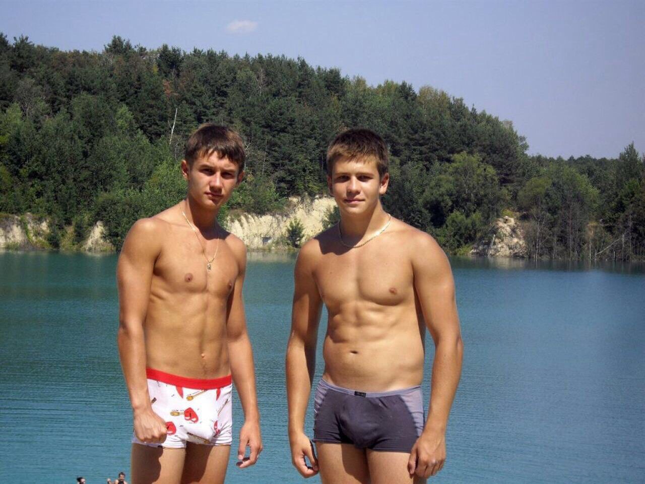 У друга стояк. Русские парни на речке. Русские мужчины в плавках.