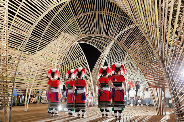 Taman Bambu  Nusantara Konstruksi Modern  dari  Bambu 